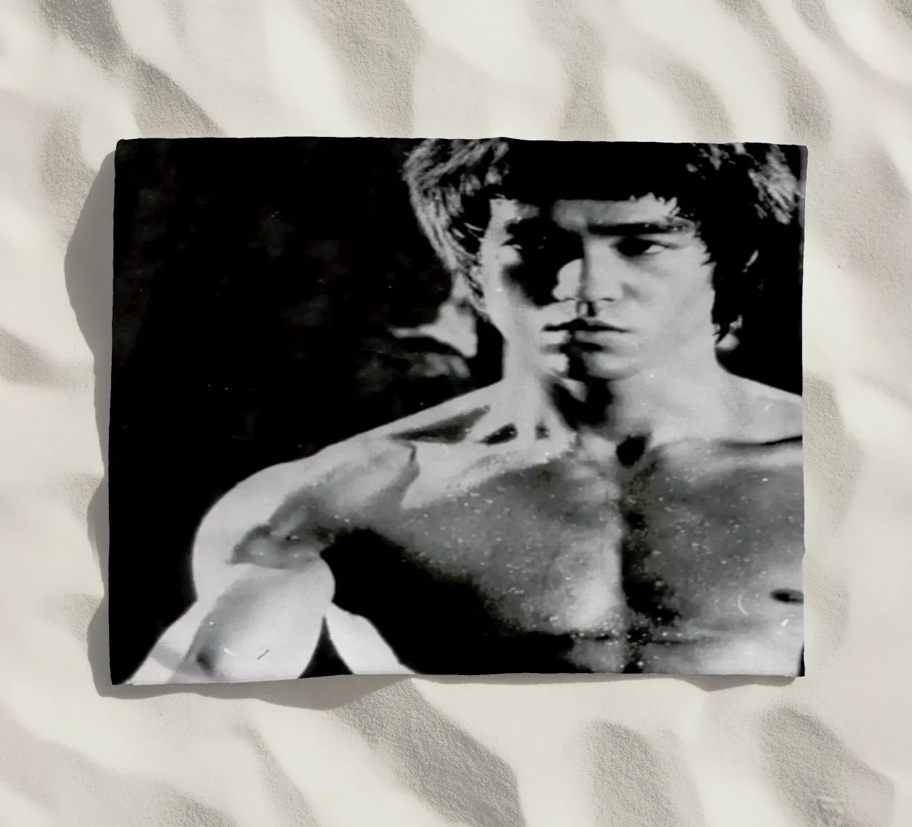 Bruce Lee in 'Enter The Dragon' telo mare da Gallery Print and Art Limited