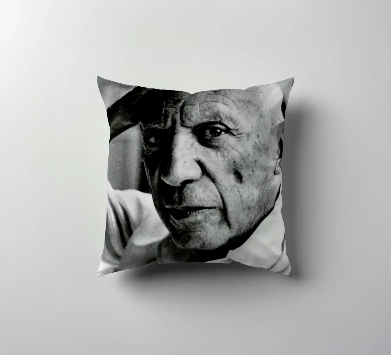 Pablo Picasso cuscino da Gallery Print and Art Limited