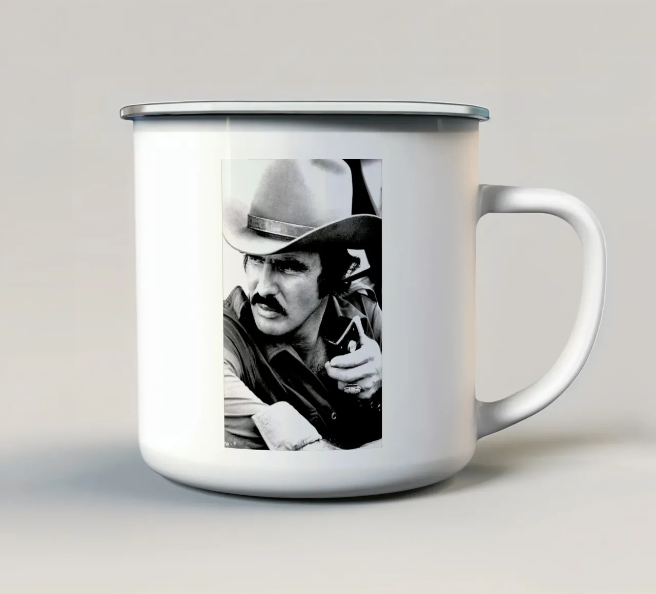 Burt Reynolds in 'Smokey and the Bandit' tazza in smalto da Gallery Print and Art Limited