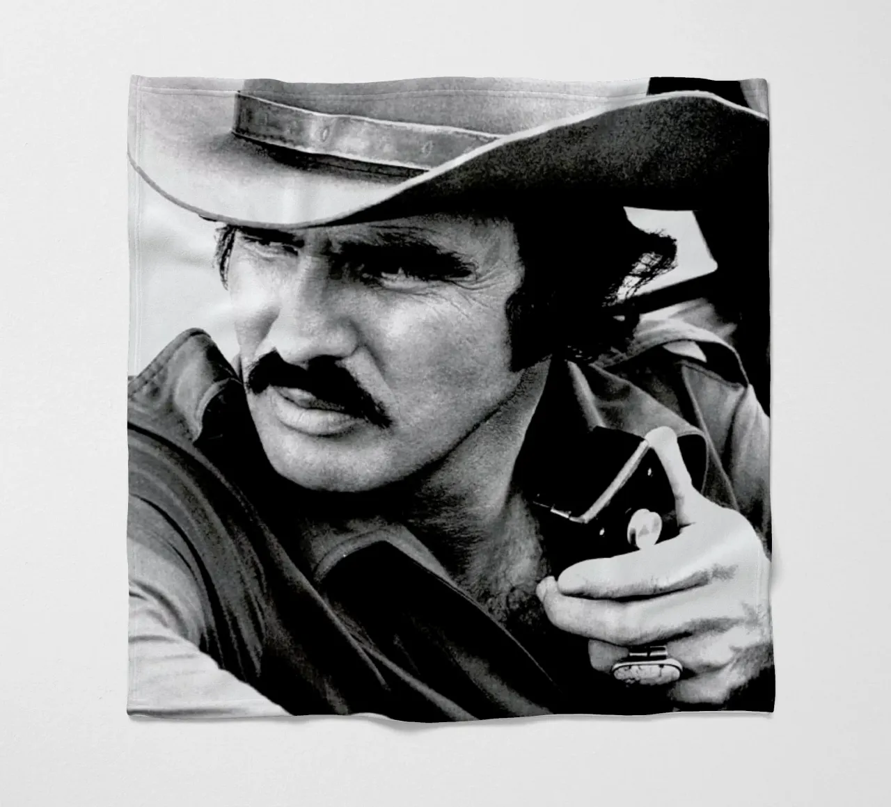 Burt Reynolds in 'Smokey and the Bandit' coperta in pile da Gallery Print and Art Limited