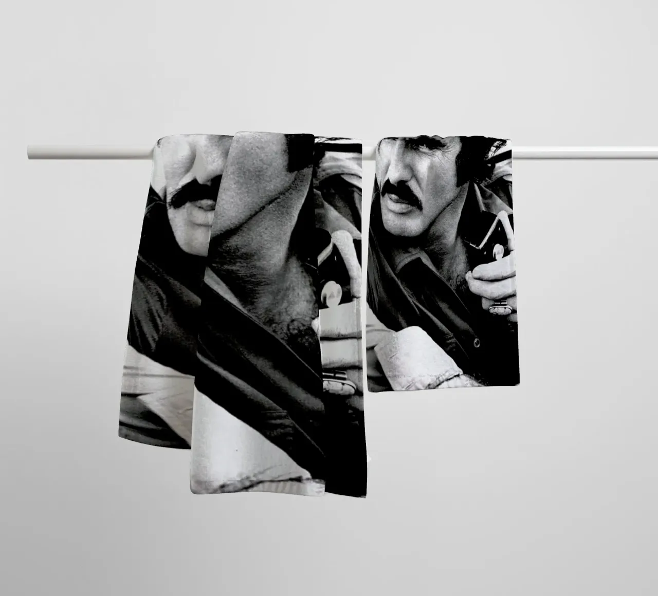 Burt Reynolds in 'Smokey and the Bandit' asciugamano da bagno da Gallery Print and Art Limited