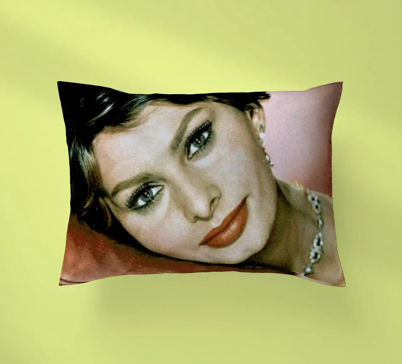 Sophia Loren in the Sixties cuscino da Gallery Print and Art Limited