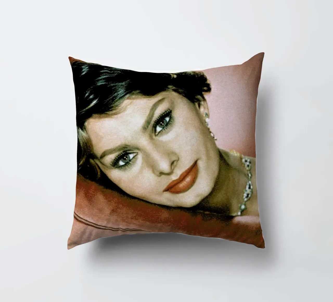 Sophia Loren in the Sixties cuscino da Gallery Print and Art Limited