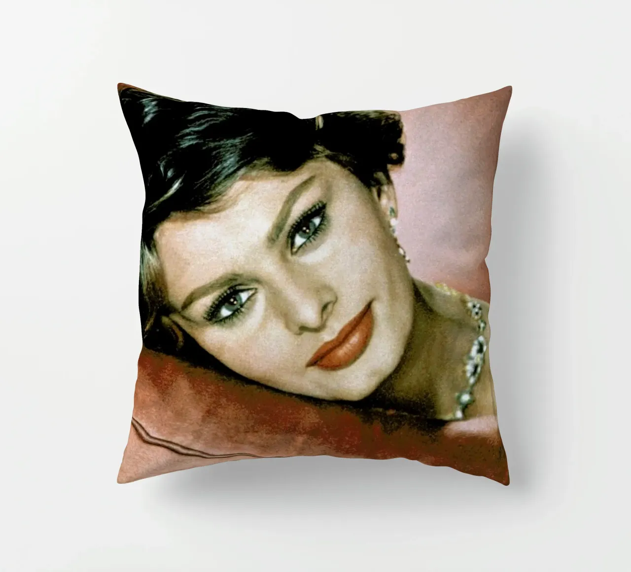 Sophia Loren in the Sixties cuscino da Gallery Print and Art Limited