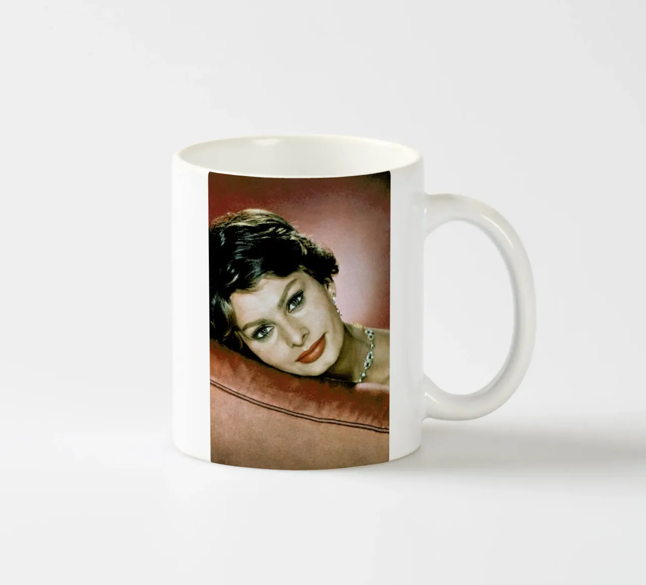 Sophia Loren in the Sixties tazza in ceramica da Gallery Print and Art Limited