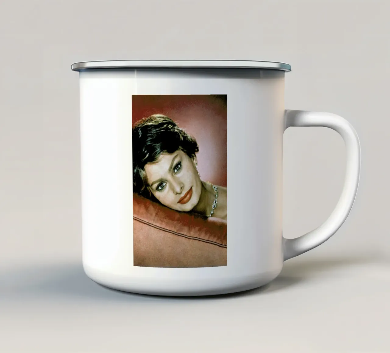 Sophia Loren in the Sixties tazza in smalto da Gallery Print and Art Limited