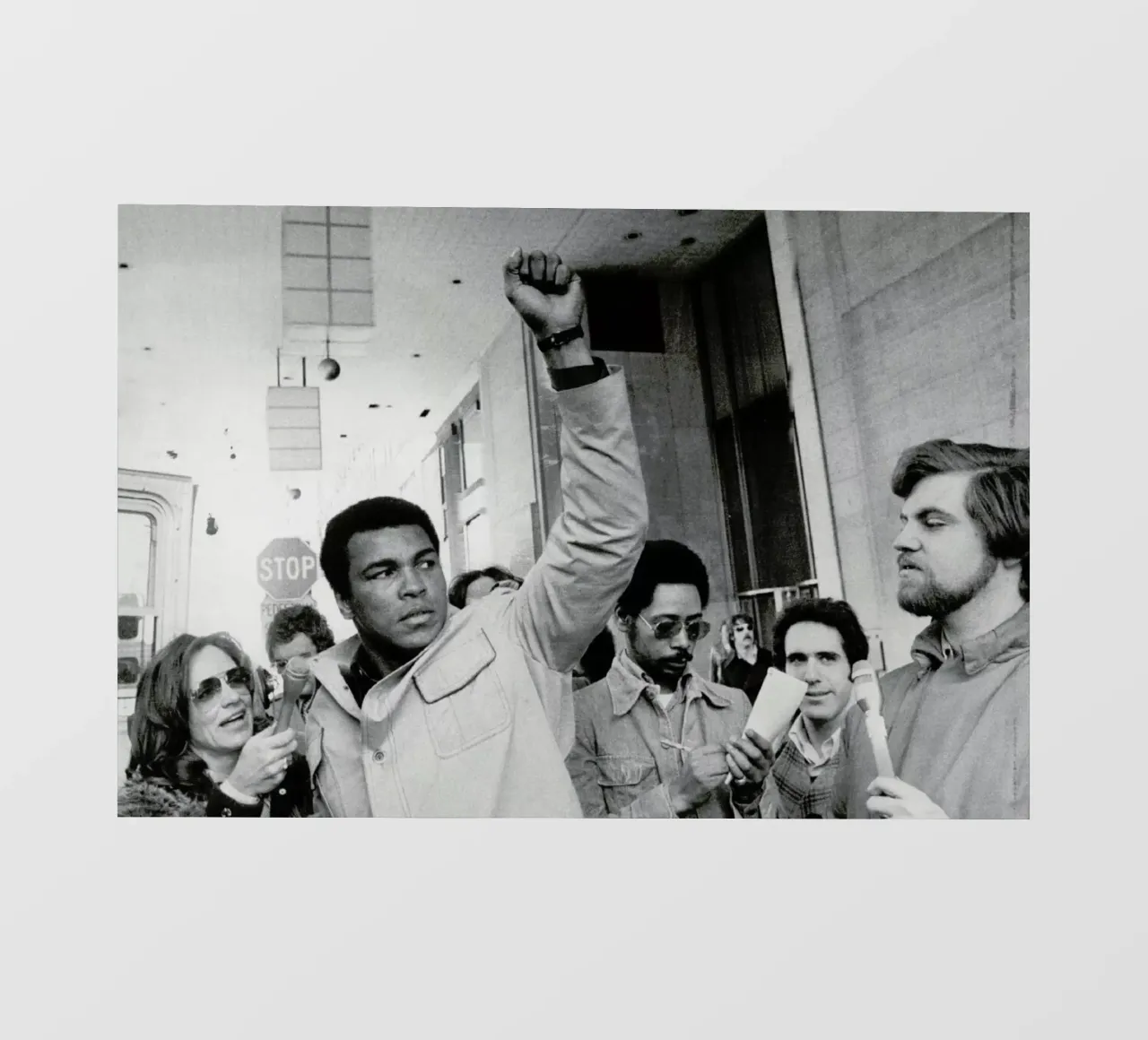 Muhammad Ali raises his Fist pellicola backlit da Gallery Print and Art Limited