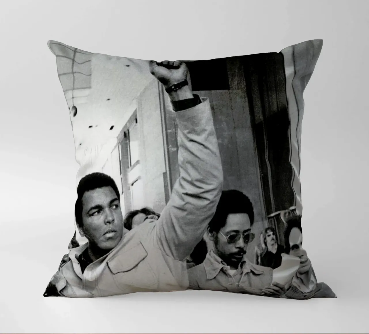Muhammad Ali raises his Fist cuscino da Gallery Print and Art Limited