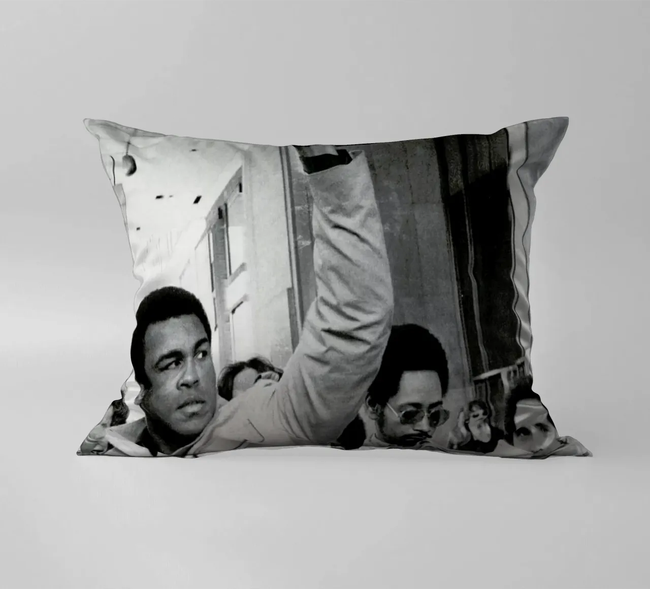 Muhammad Ali raises his Fist cuscino da Gallery Print and Art Limited