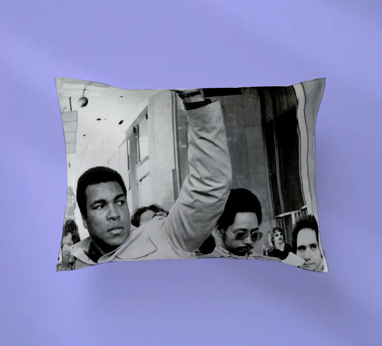 Muhammad Ali raises his Fist cuscino da Gallery Print and Art Limited