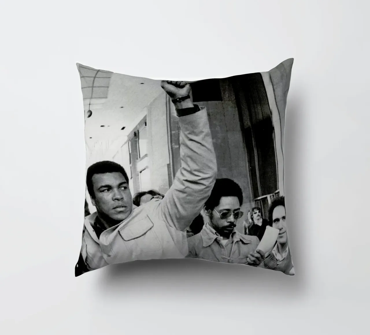 Muhammad Ali raises his Fist cuscino da Gallery Print and Art Limited