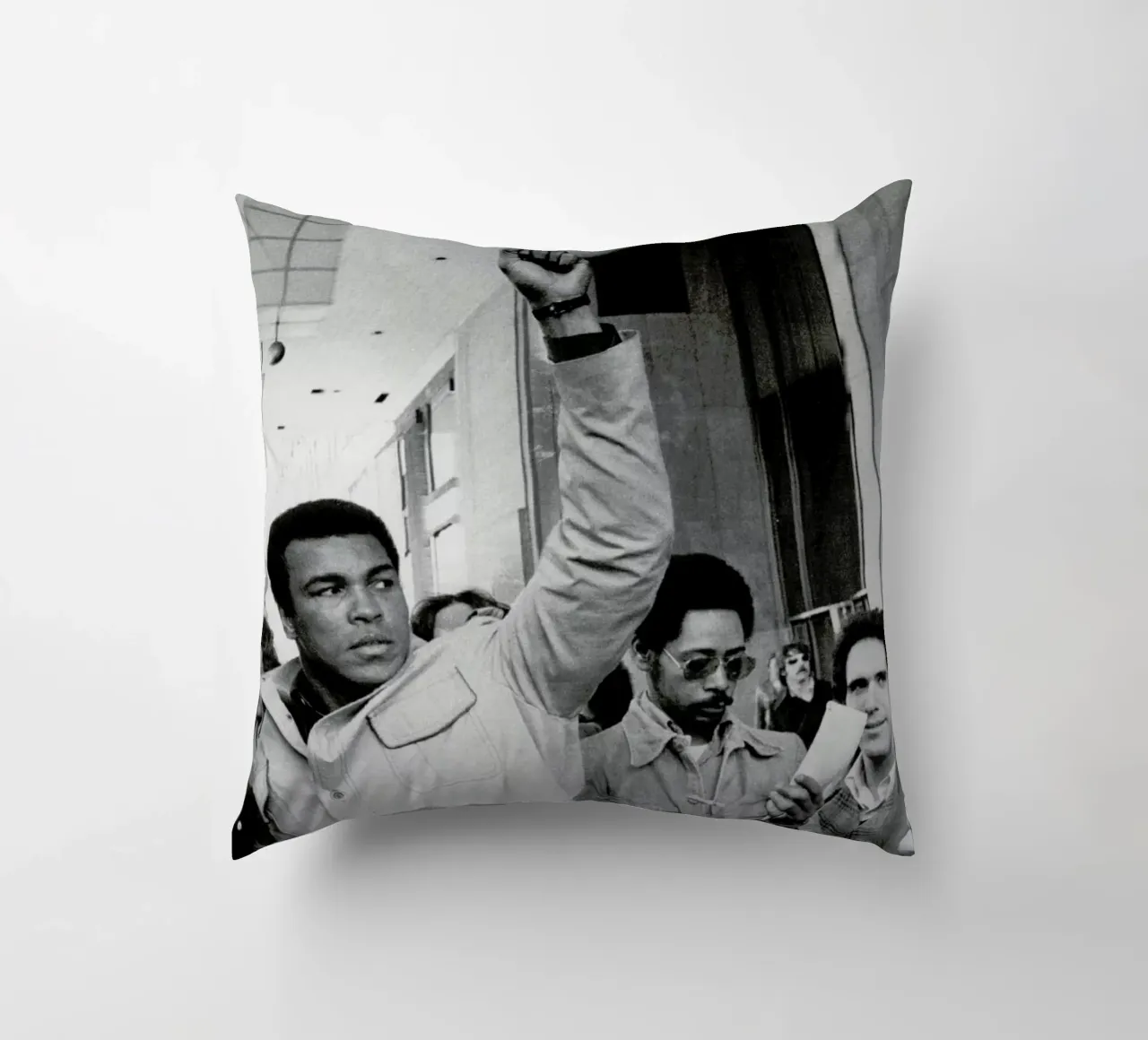 Muhammad Ali raises his Fist cuscino da Gallery Print and Art Limited