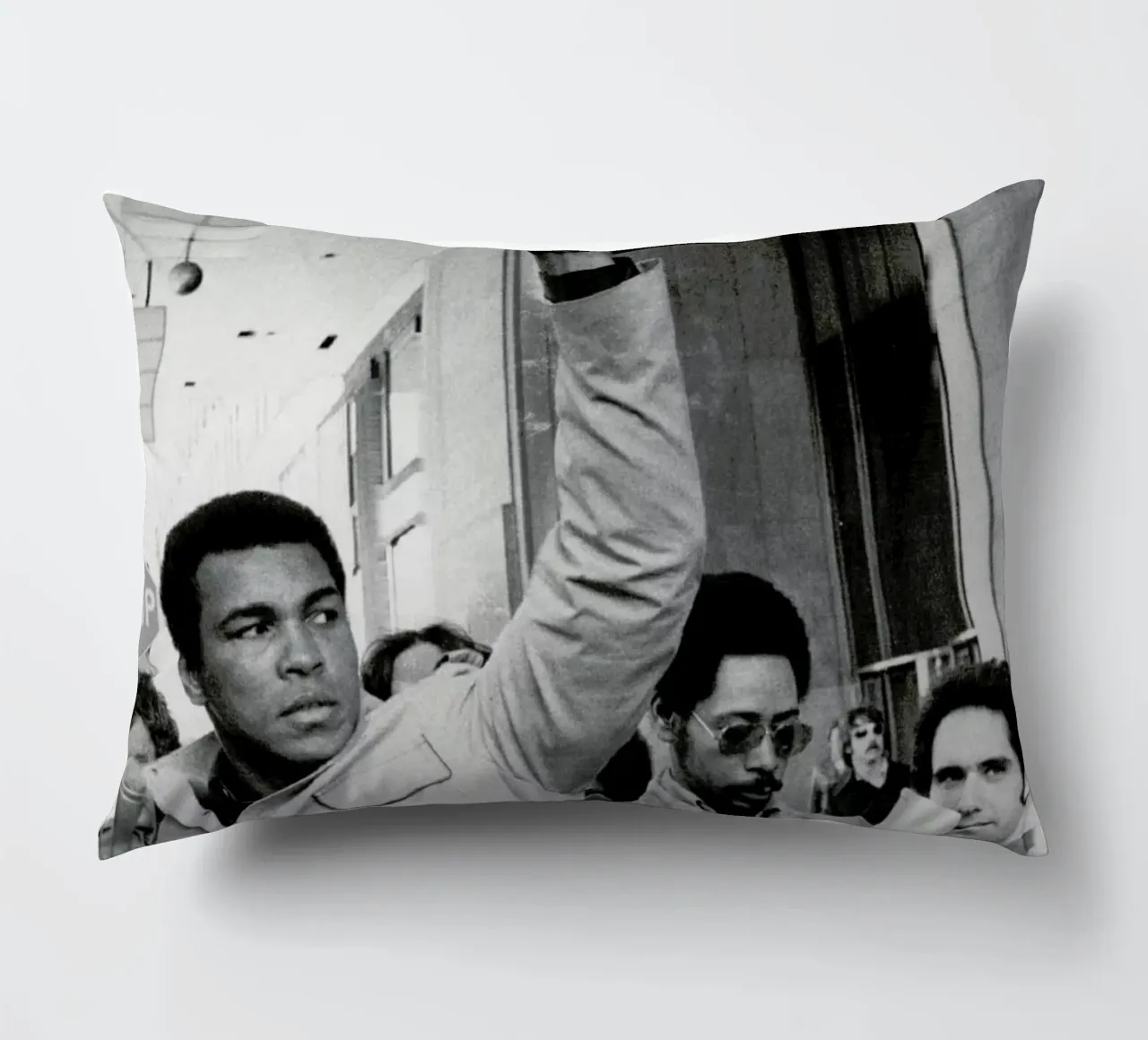 Muhammad Ali raises his Fist cuscino da Gallery Print and Art Limited