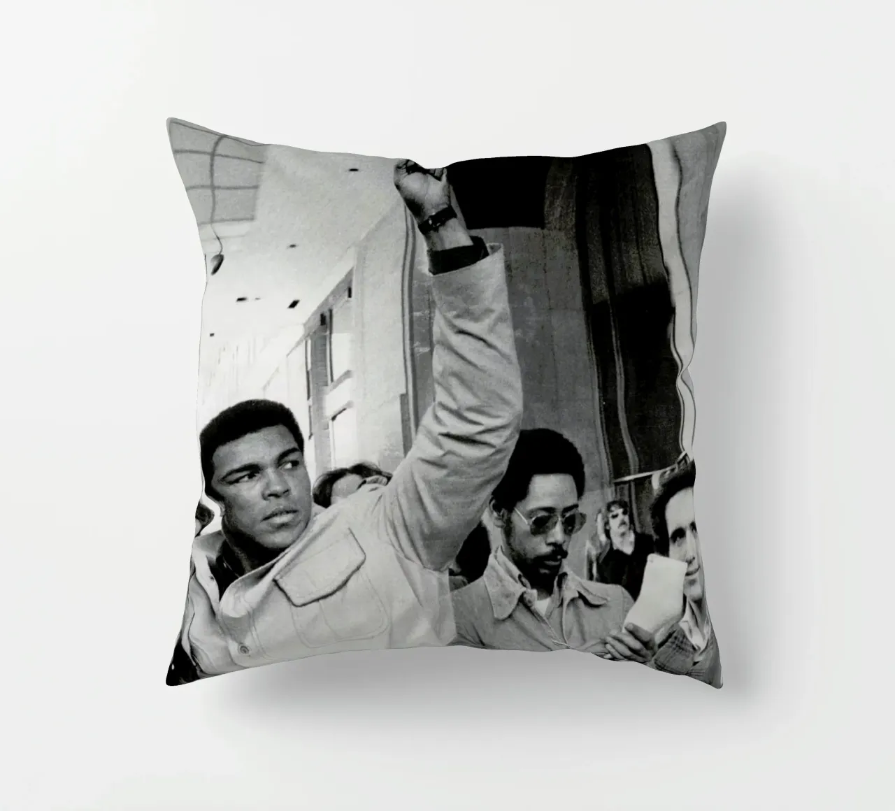 Muhammad Ali raises his Fist cuscino da Gallery Print and Art Limited