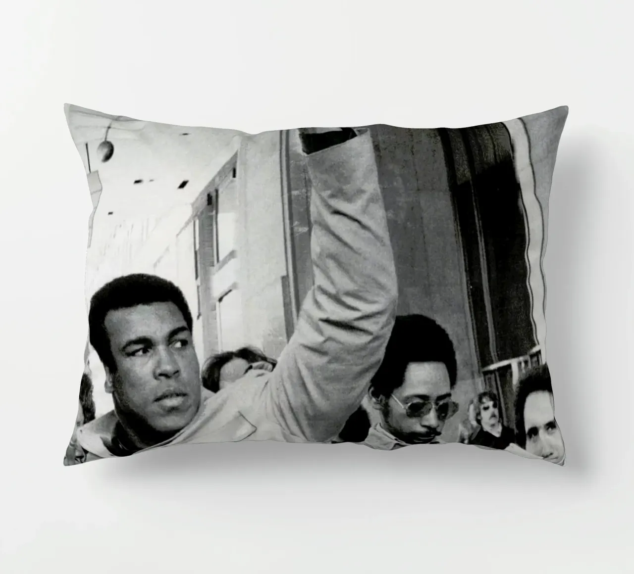 Muhammad Ali raises his Fist cuscino da Gallery Print and Art Limited