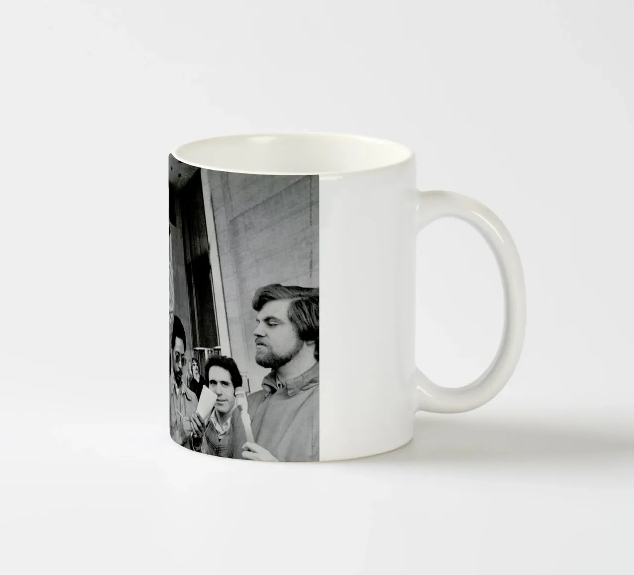 Muhammad Ali raises his Fist tazza in ceramica da Gallery Print and Art Limited