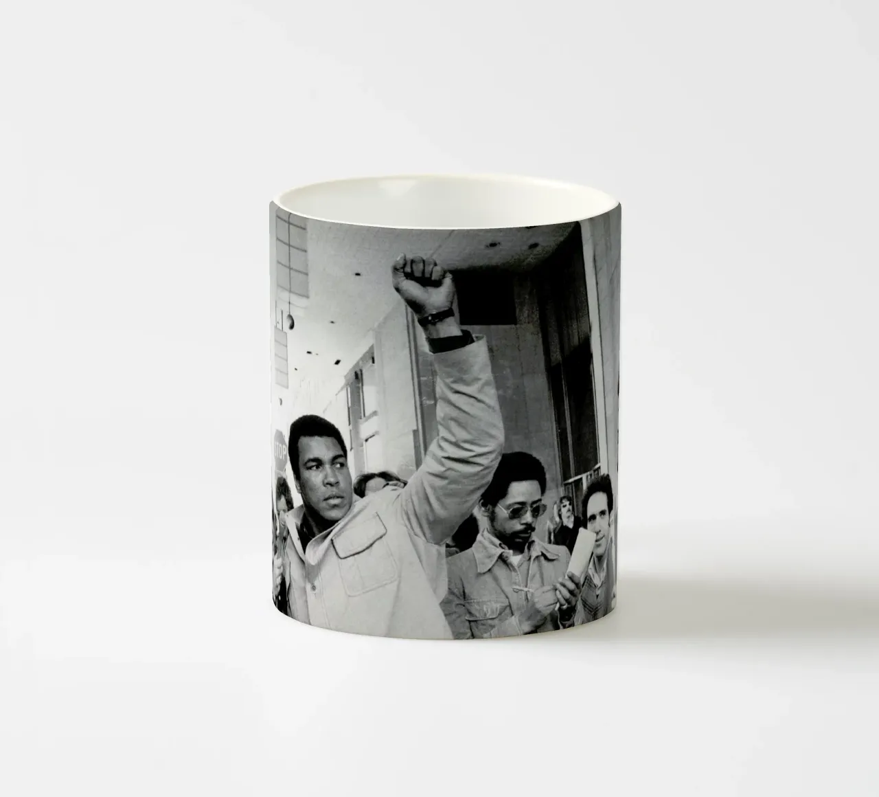Muhammad Ali raises his Fist tazza in ceramica da Gallery Print and Art Limited