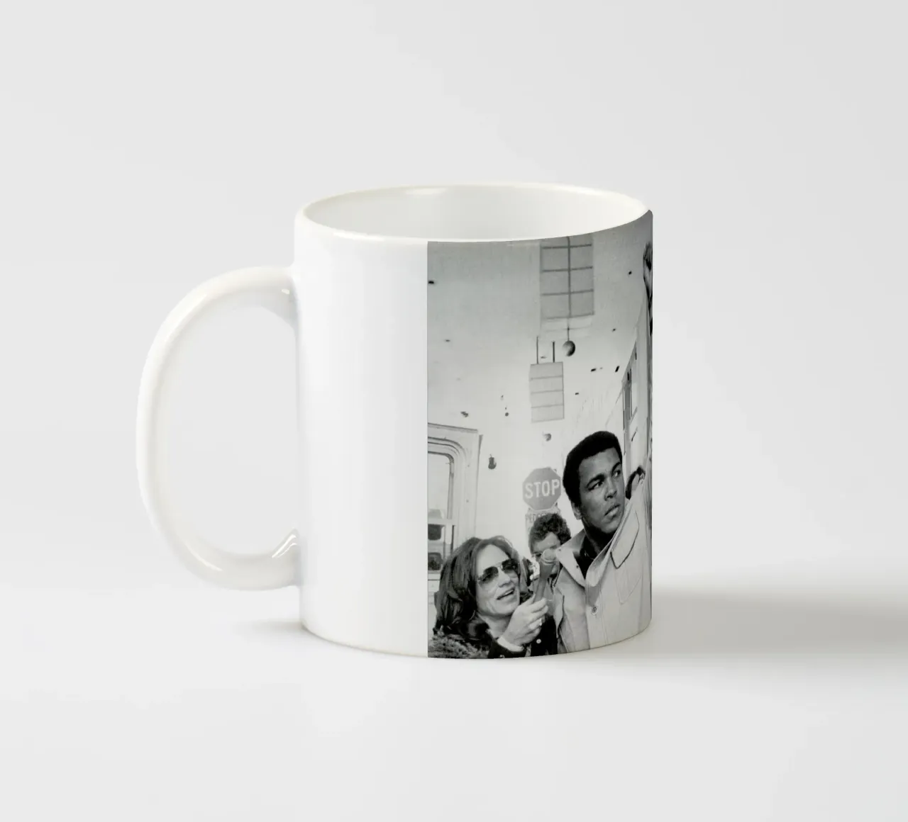 Muhammad Ali raises his Fist tazza in ceramica da Gallery Print and Art Limited