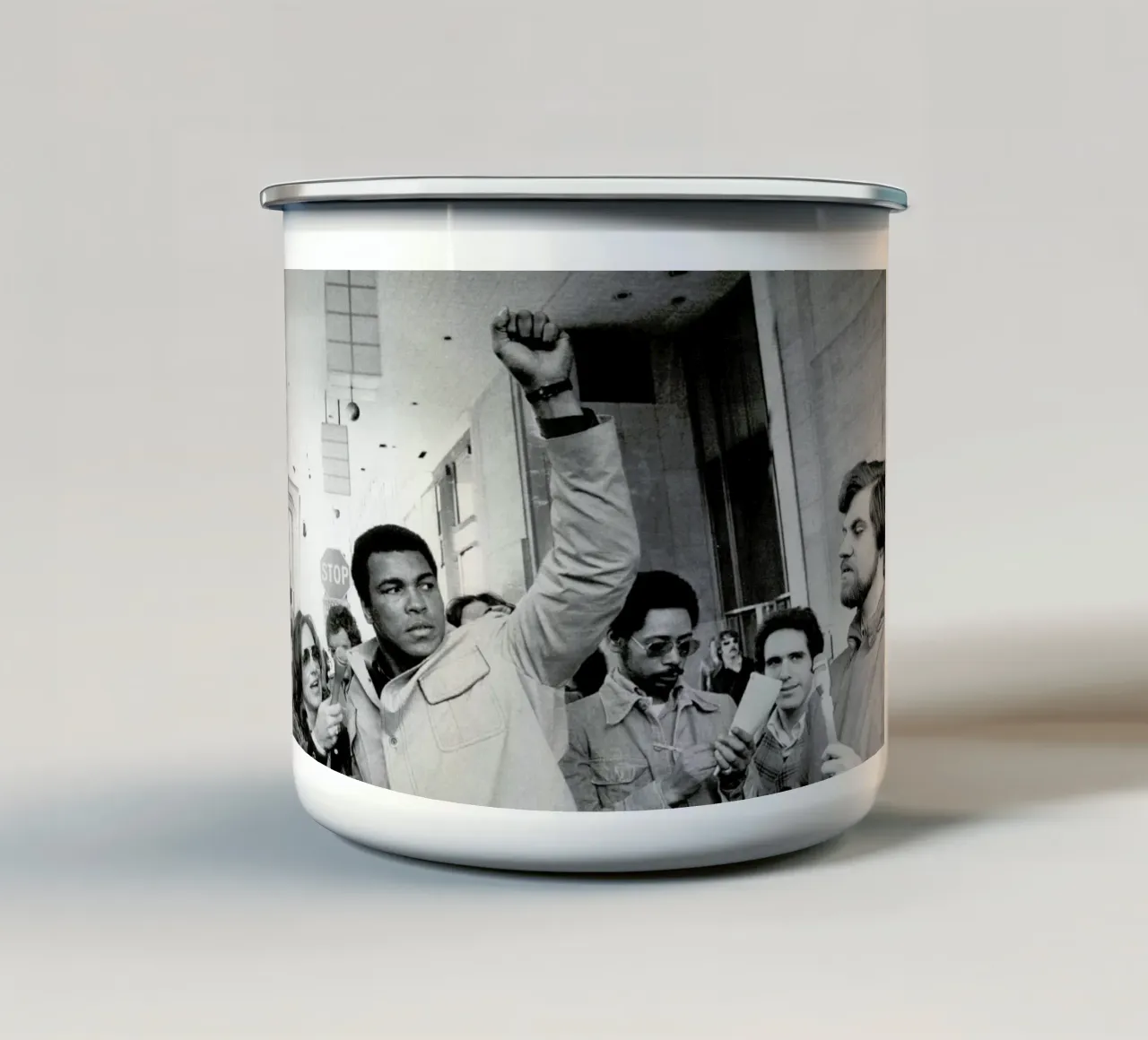 Muhammad Ali raises his Fist tazza in smalto da Gallery Print and Art Limited