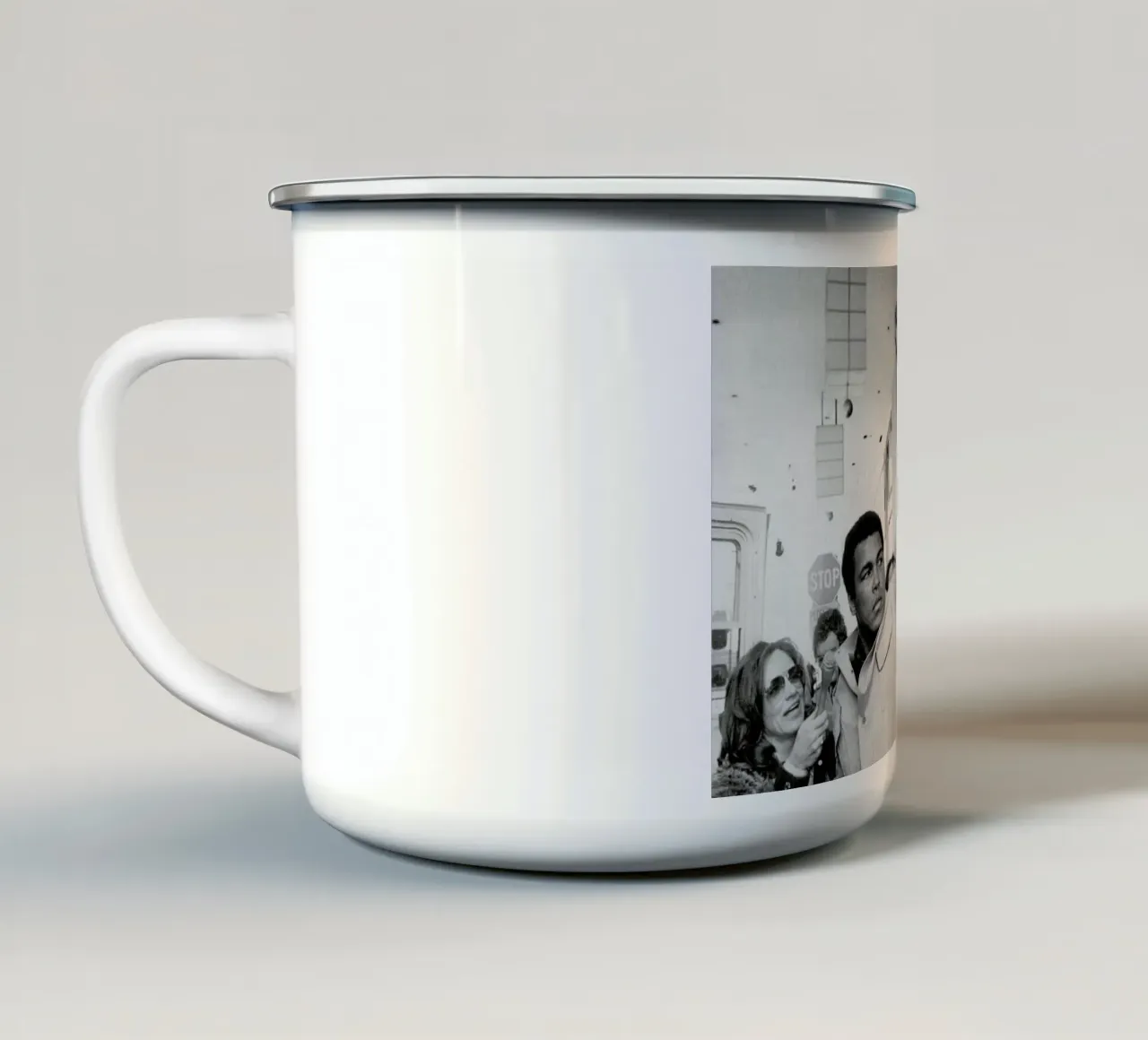 Muhammad Ali raises his Fist tazza in smalto da Gallery Print and Art Limited