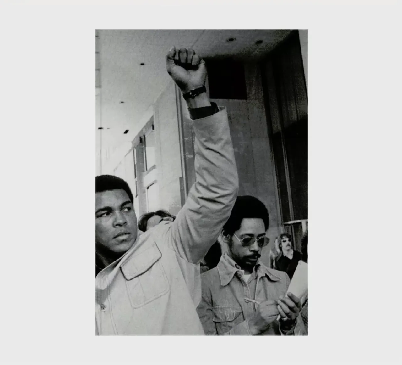 Muhammad Ali raises his Fist diario da Gallery Print and Art Limited