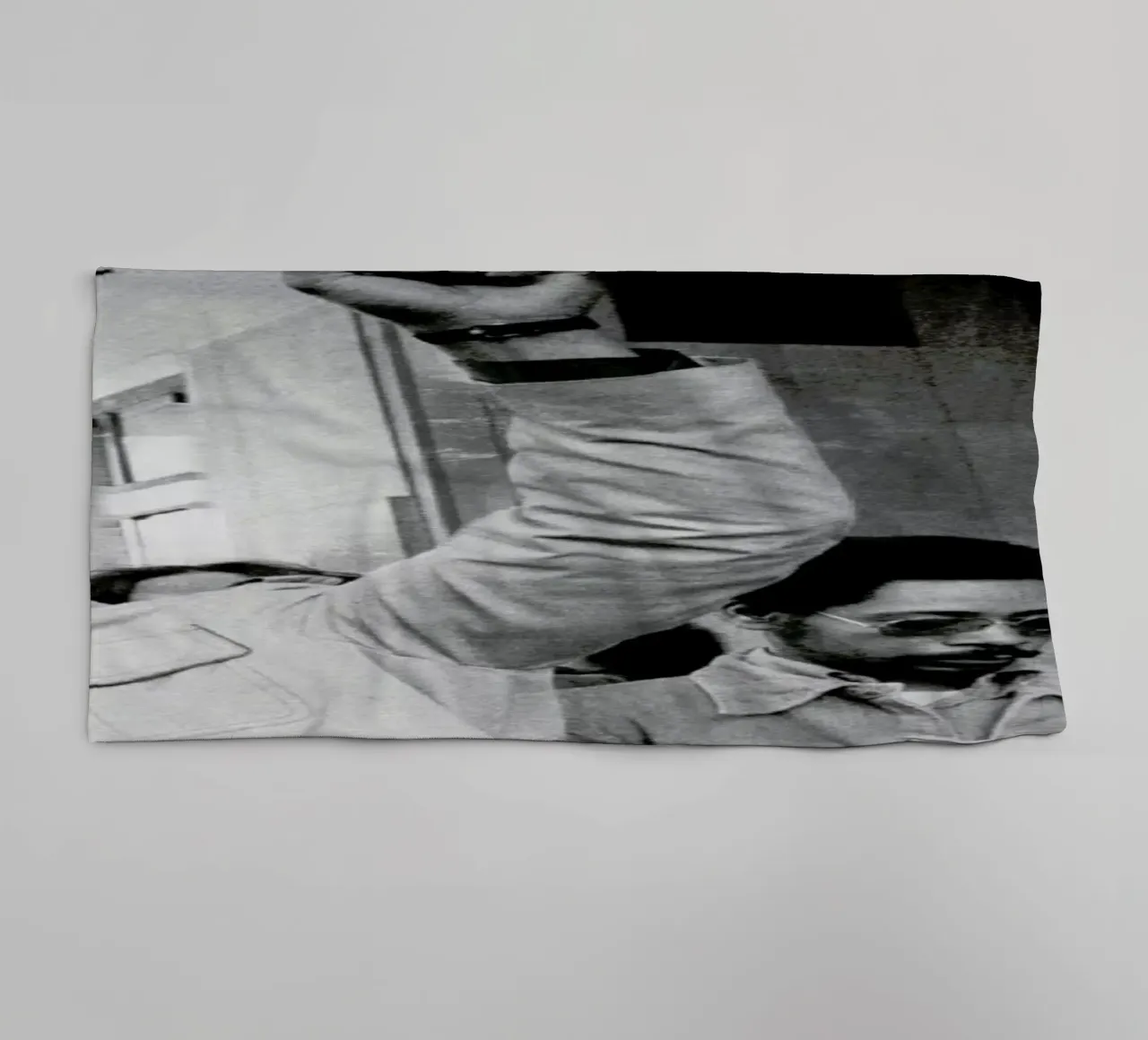 Muhammad Ali raises his Fist asciugamano da bagno da Gallery Print and Art Limited