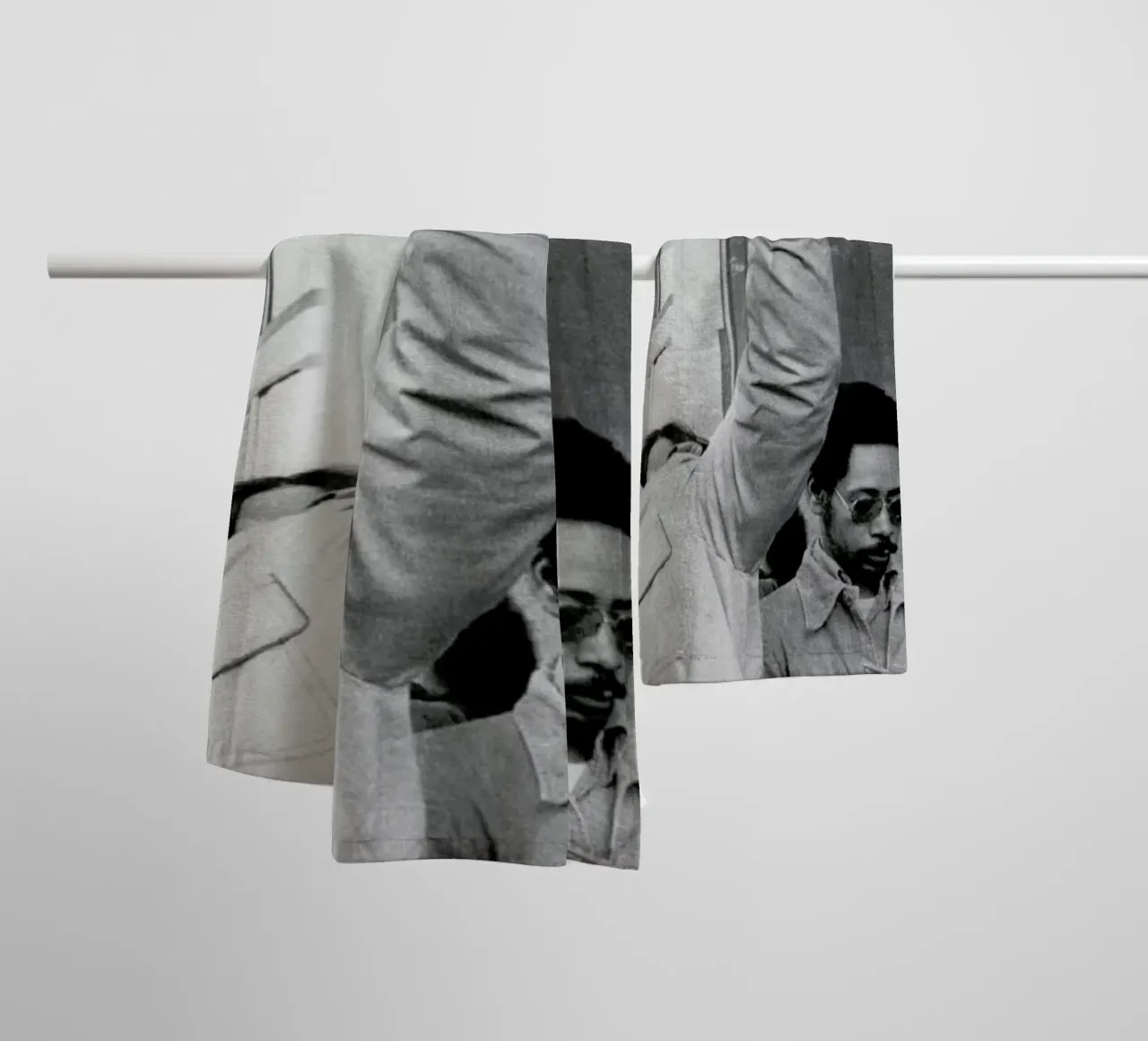 Muhammad Ali raises his Fist asciugamano da bagno da Gallery Print and Art Limited