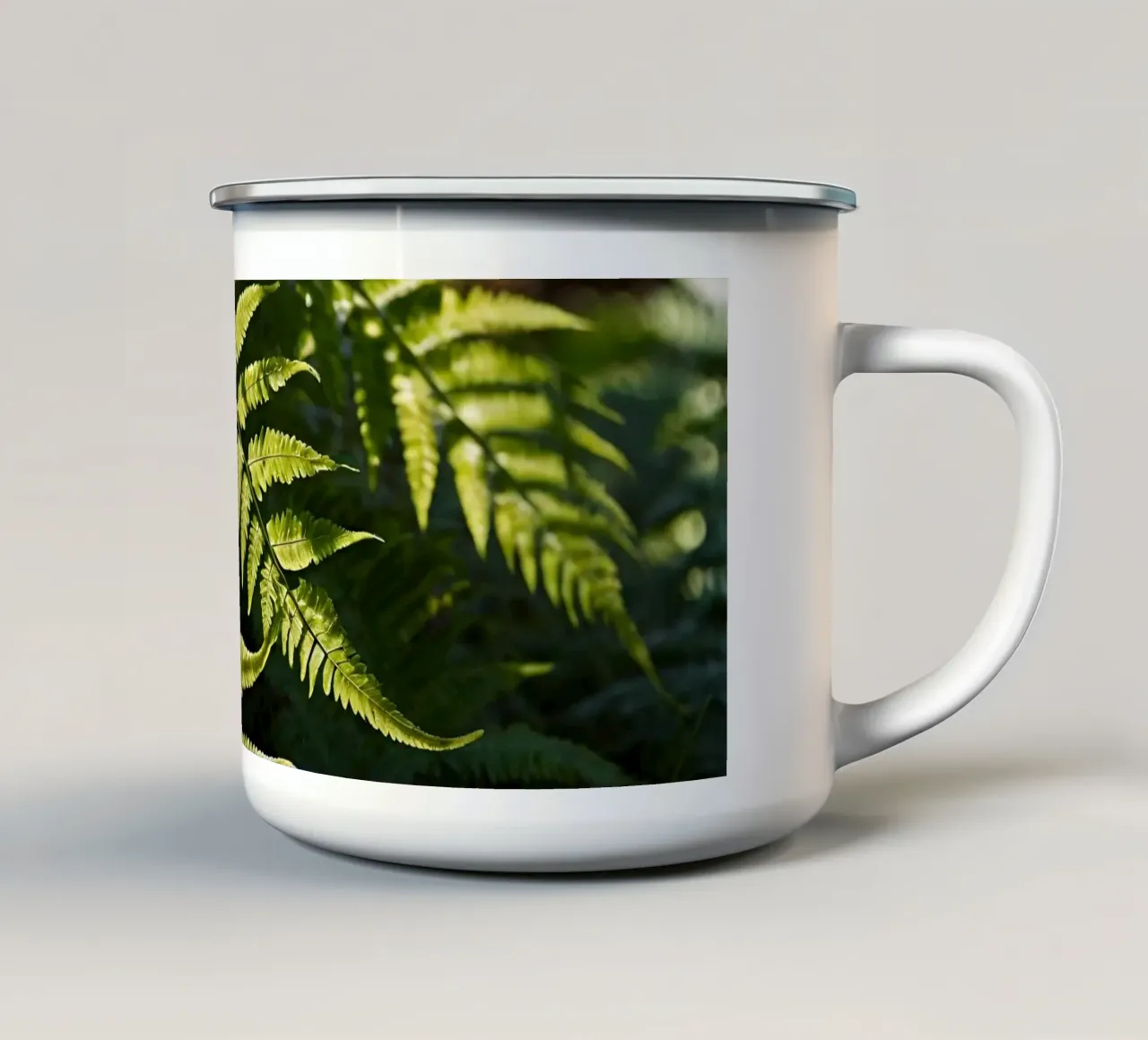 Zonlicht filtert door weelderig groene varens in een rustige omgeving emaille mok van DesignDoodle