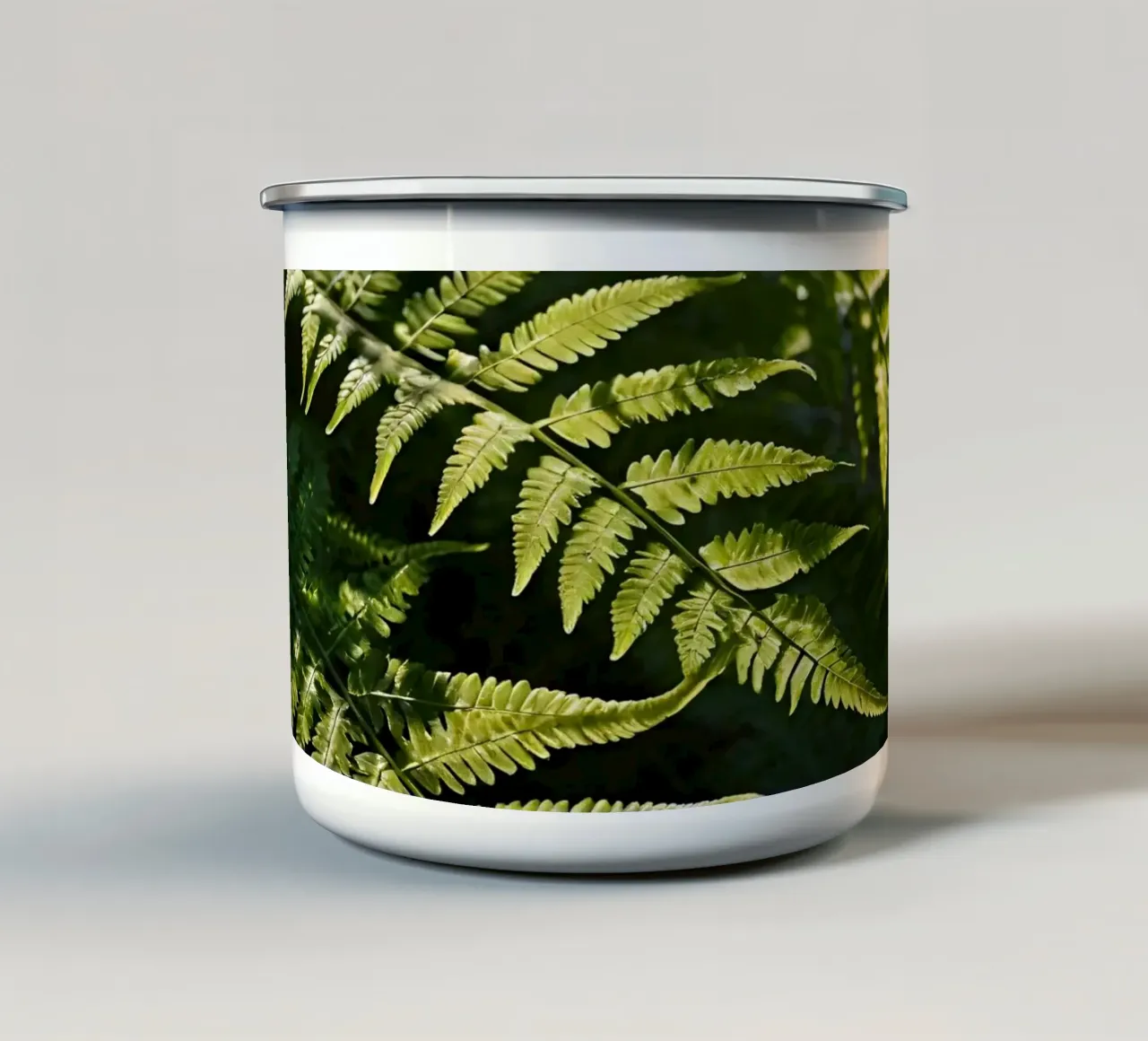 La luce del sole filtra attraverso le felci verdeggianti in una zona tranquilla. tazza in smalto da DesignDoodle