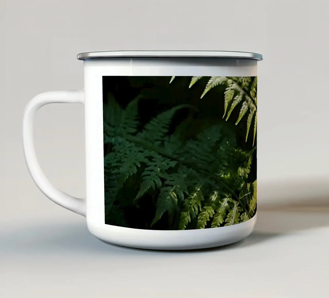 Zonlicht filtert door weelderig groene varens in een rustige omgeving emaille mok van DesignDoodle