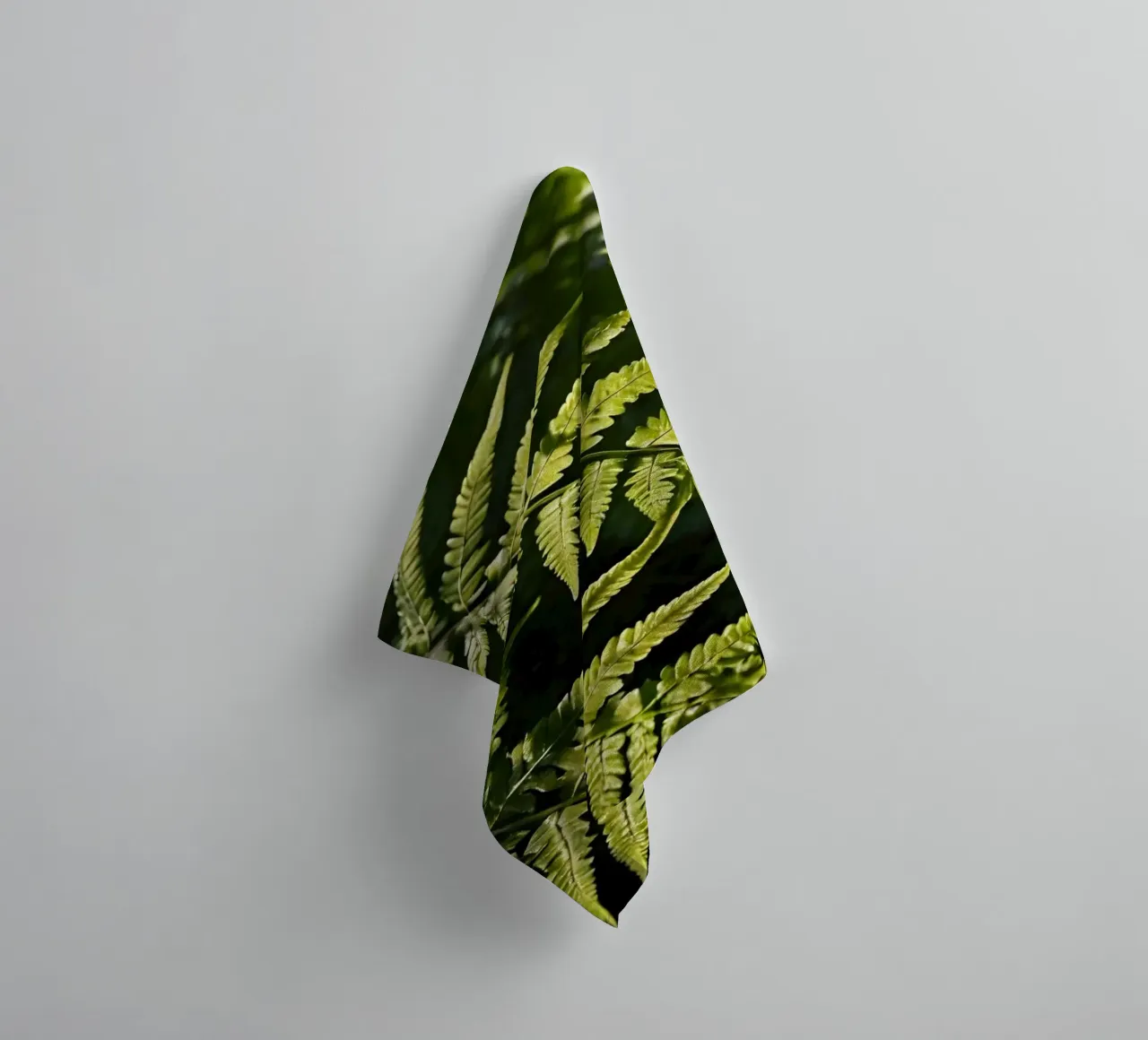La lumière du soleil filtre à travers des fougères vertes et luxuriantes dans un cadre paisible. serviette de bain de DesignDoodle