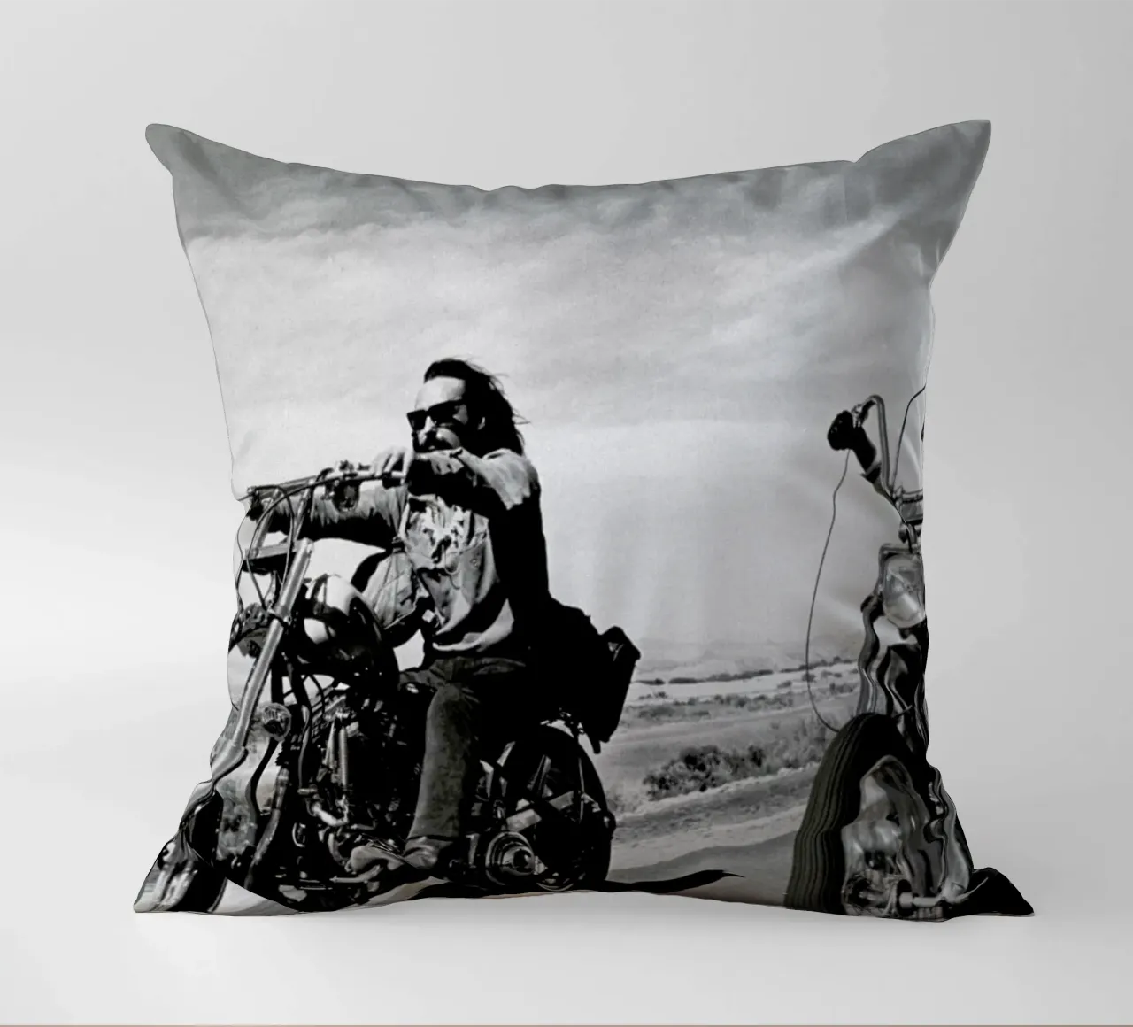 Dennis Hopper & Peter Fonda, 'Easy Rider' cuscino da Gallery Print and Art Limited