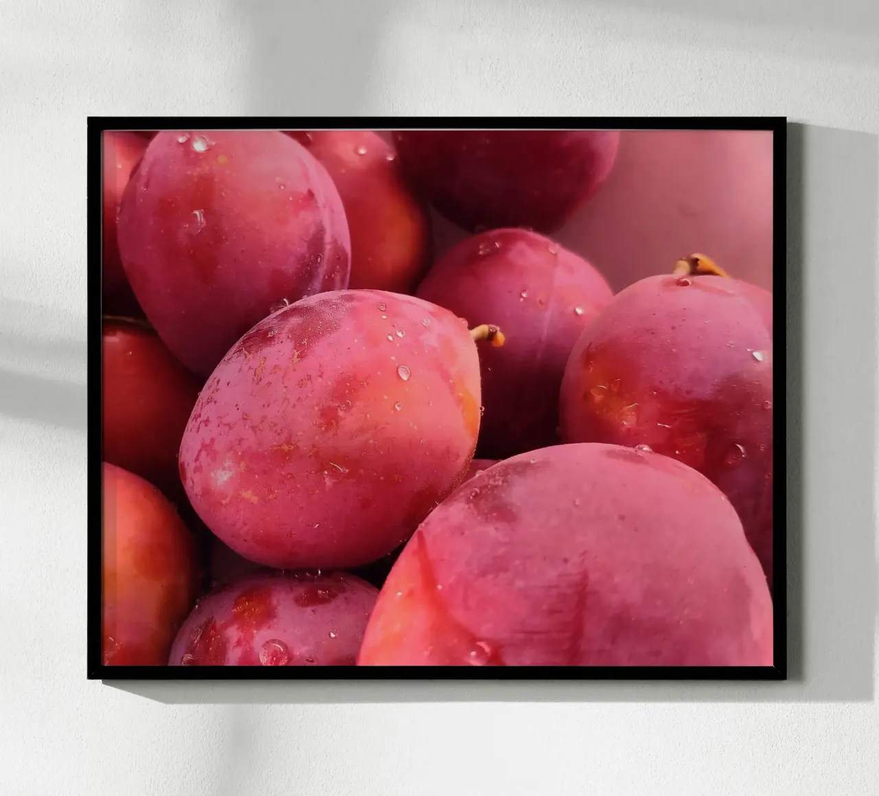 Prugnole appetitose poster con telaio in legno da Teresa André