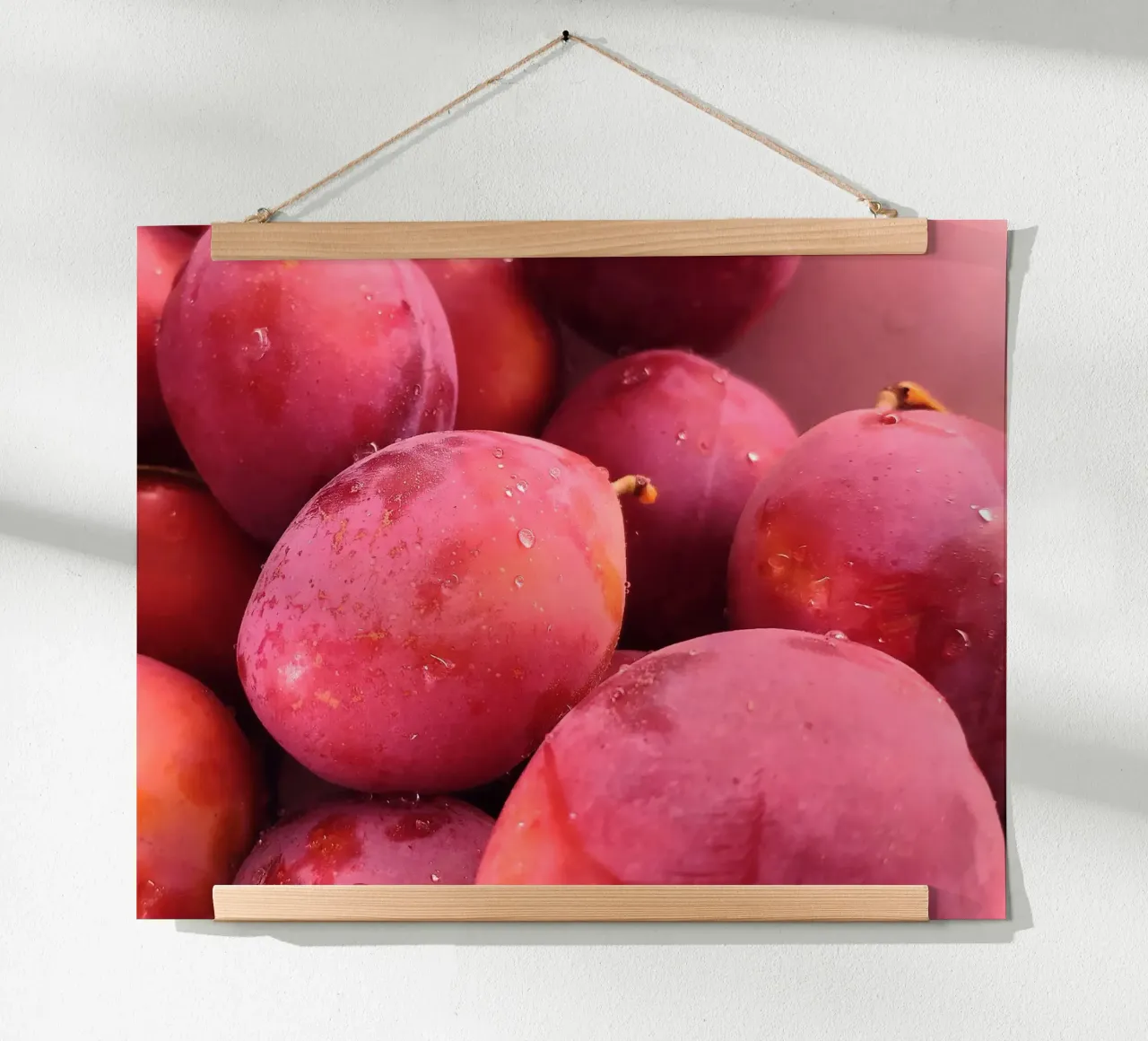 Prugnole appetitose poster con telaio in legno da Teresa André