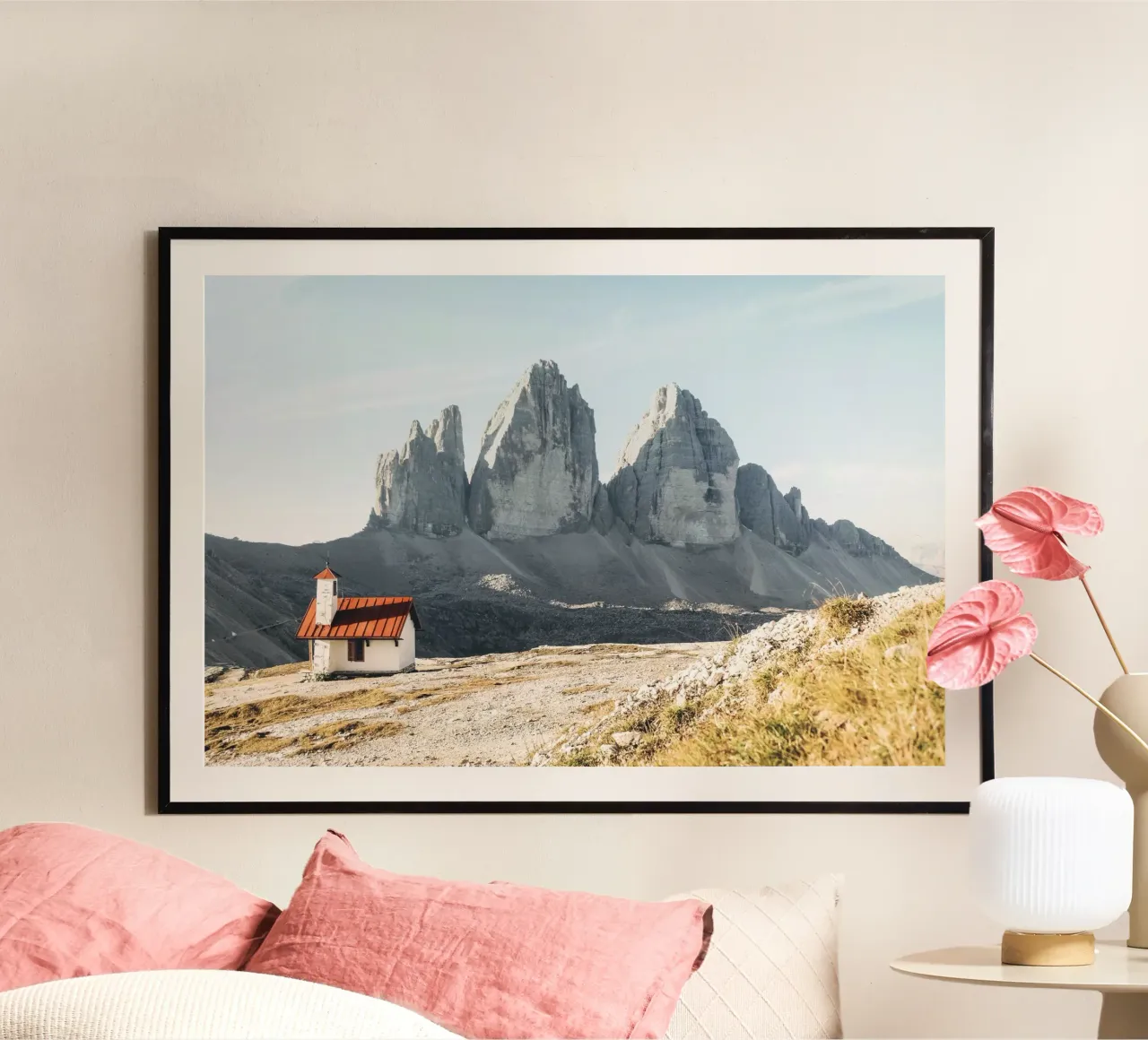Dolomiti, Italia I Chiesa isolata e Tre Cime di Lavaredo poster con telaio in alluminio da Julie Travel Photography