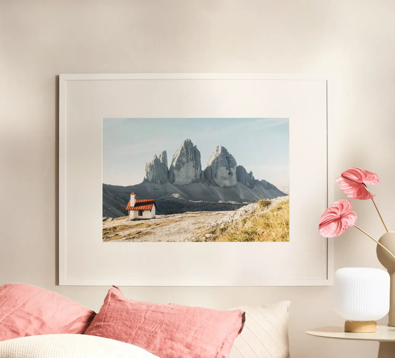 Dolomiti, Italia I Chiesa isolata e Tre Cime di Lavaredo poster con telaio in alluminio da Julie Travel Photography