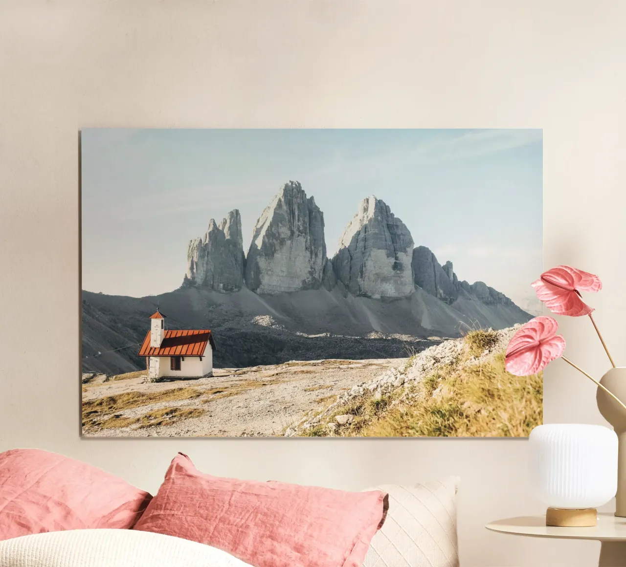 Dolomiti, Italia I Chiesa isolata e Tre Cime di Lavaredo poster con telaio in alluminio da Julie Travel Photography