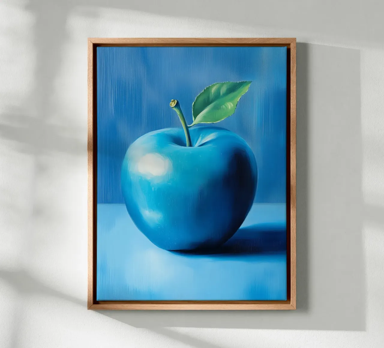 Blauer Apfel Leinwand mit Schattenfugenrahmen von Spice & Style