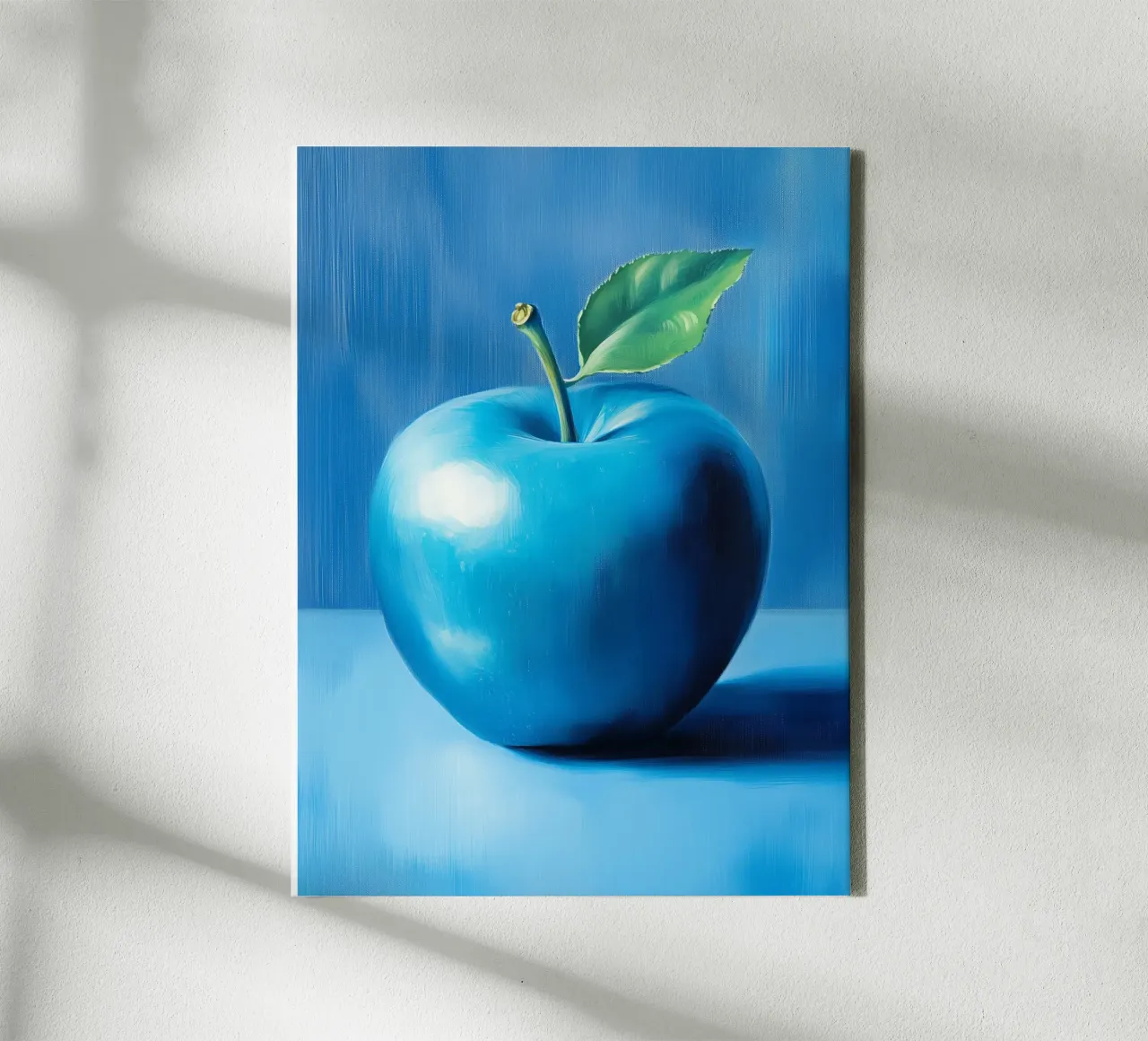 Blauer Apfel Leinwand mit Schattenfugenrahmen von Spice & Style
