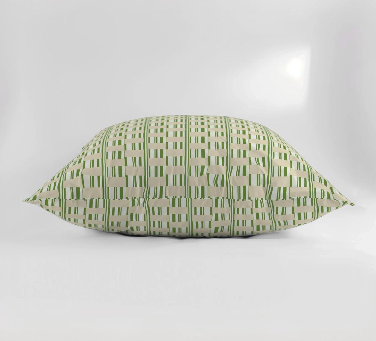 Quadri e righe in verde e beige cuscino da Little Dean