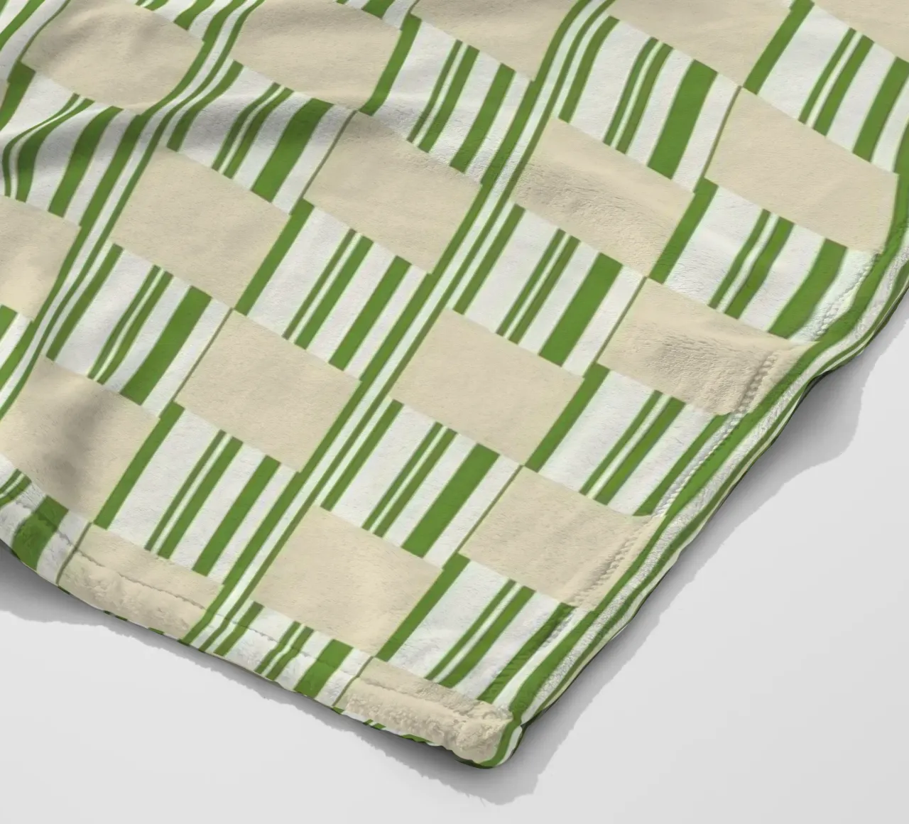 Quadri e righe in verde e beige coperta in pile da Little Dean