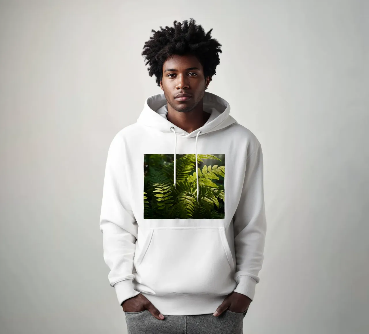 Felci verdi e rigogliose che si crogiolano alla luce del sole in una foresta tranquilla felpa con cappuccio da DesignDoodle