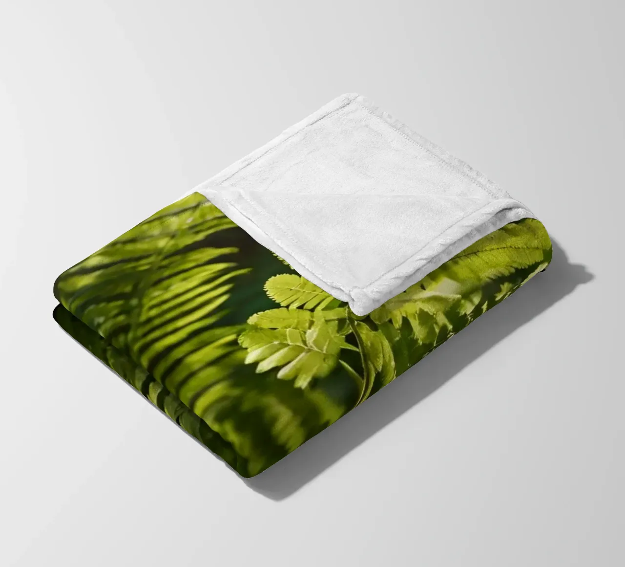 Felci verdi e rigogliose che si crogiolano alla luce del sole in una foresta tranquilla coperta in pile da DesignDoodle