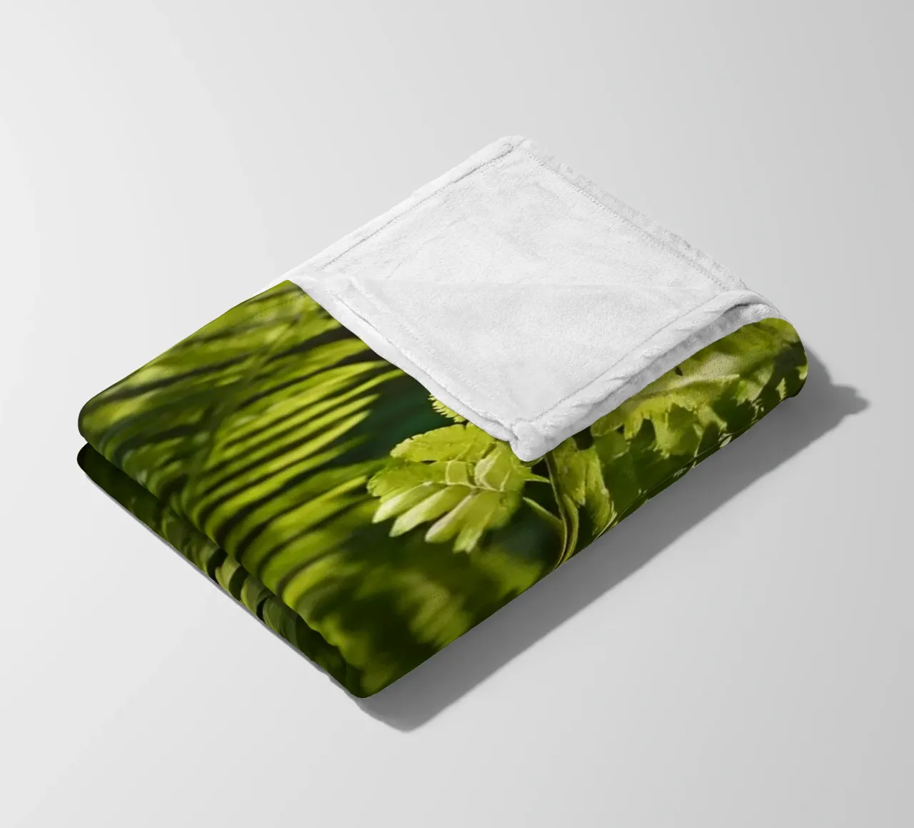 Felci verdi e rigogliose che si crogiolano alla luce del sole in una foresta tranquilla coperta in pile da DesignDoodle