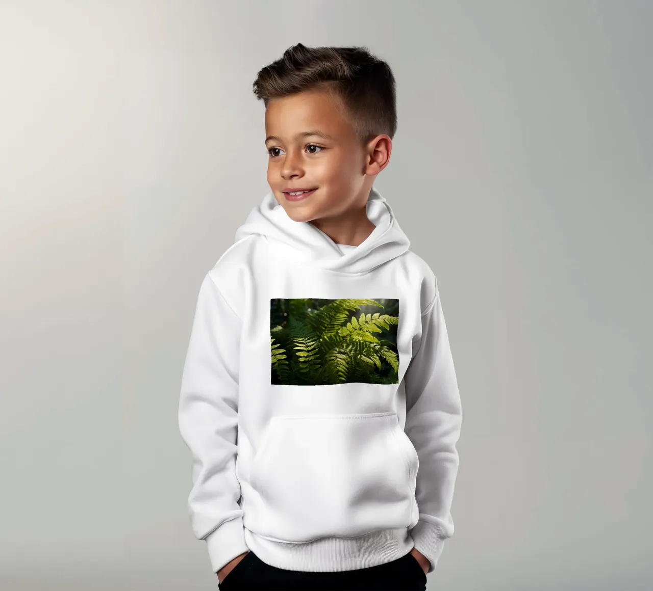Felci verdi e rigogliose che si crogiolano alla luce del sole in una foresta tranquilla felpa bambino con cappuccio da DesignDoodle