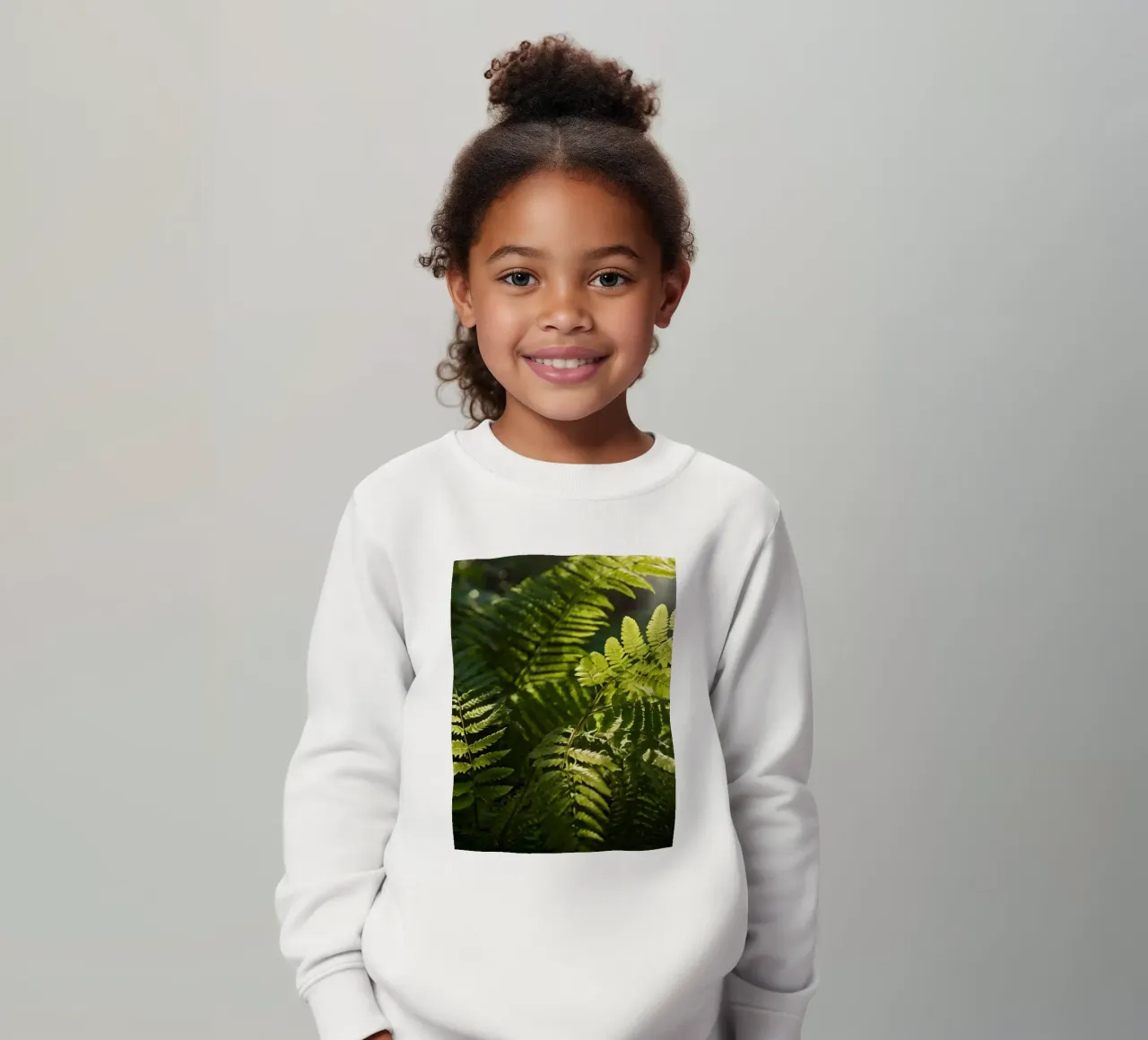 Felci verdi e rigogliose che si crogiolano alla luce del sole in una foresta tranquilla felpa bambino da DesignDoodle