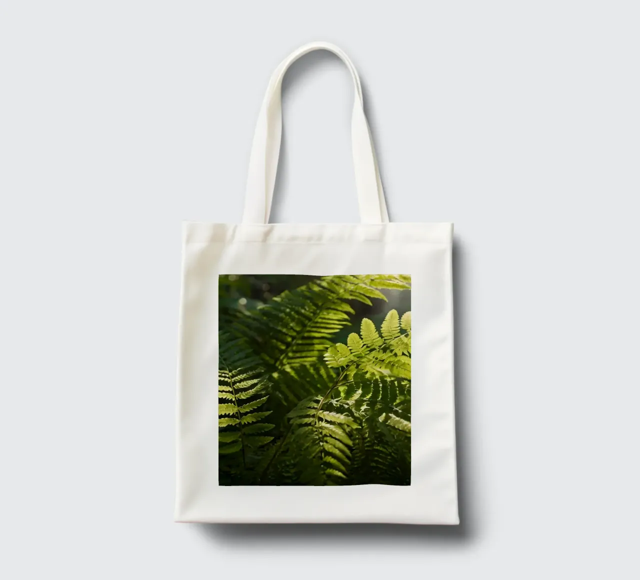 Felci verdi e rigogliose che si crogiolano alla luce del sole in una foresta tranquilla borsa in juta da DesignDoodle