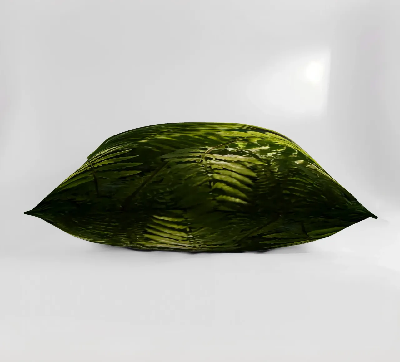 Felci verdi e rigogliose che si crogiolano alla luce del sole in una foresta tranquilla cuscino da DesignDoodle