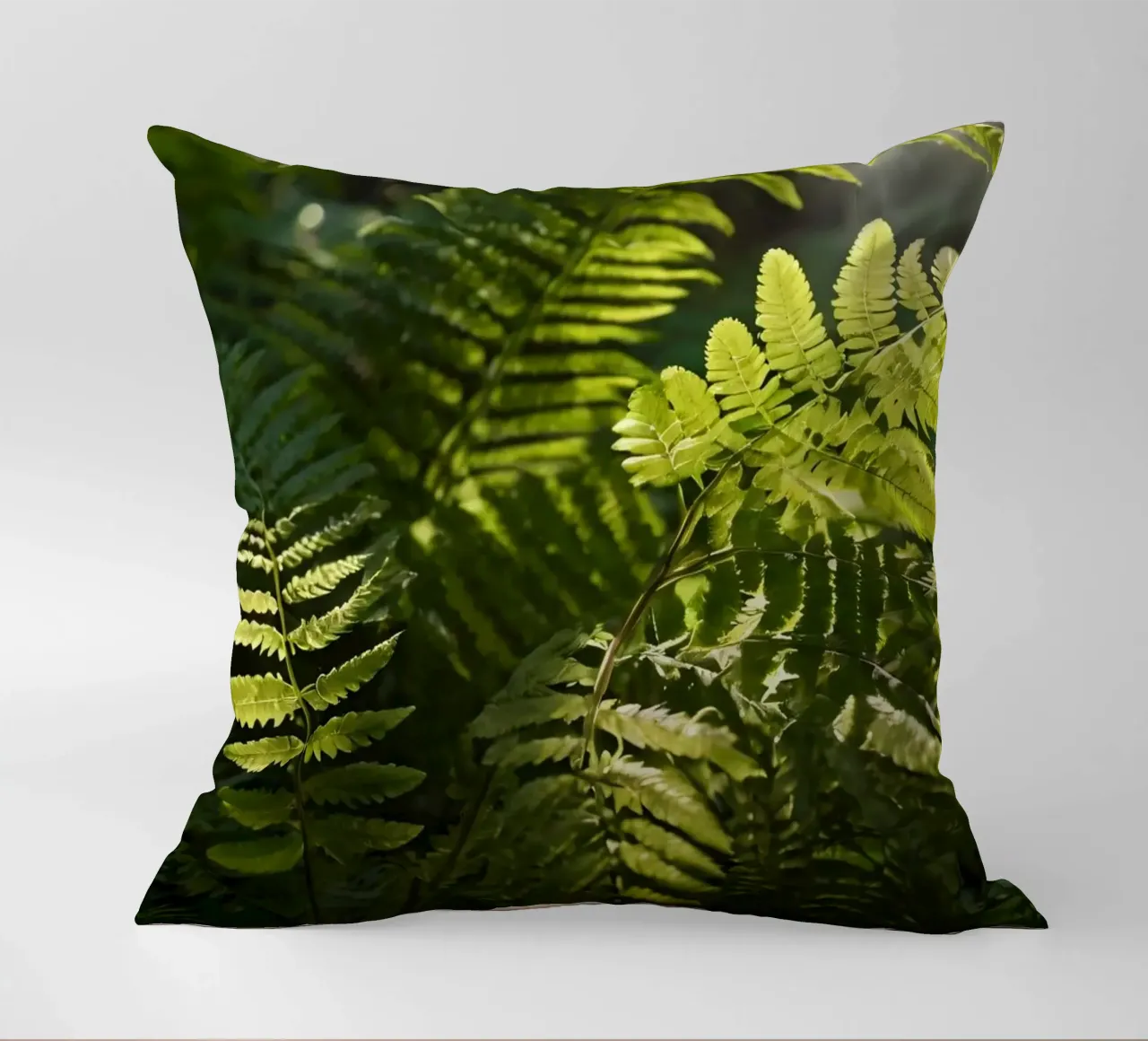 Felci verdi e rigogliose che si crogiolano alla luce del sole in una foresta tranquilla cuscino da DesignDoodle