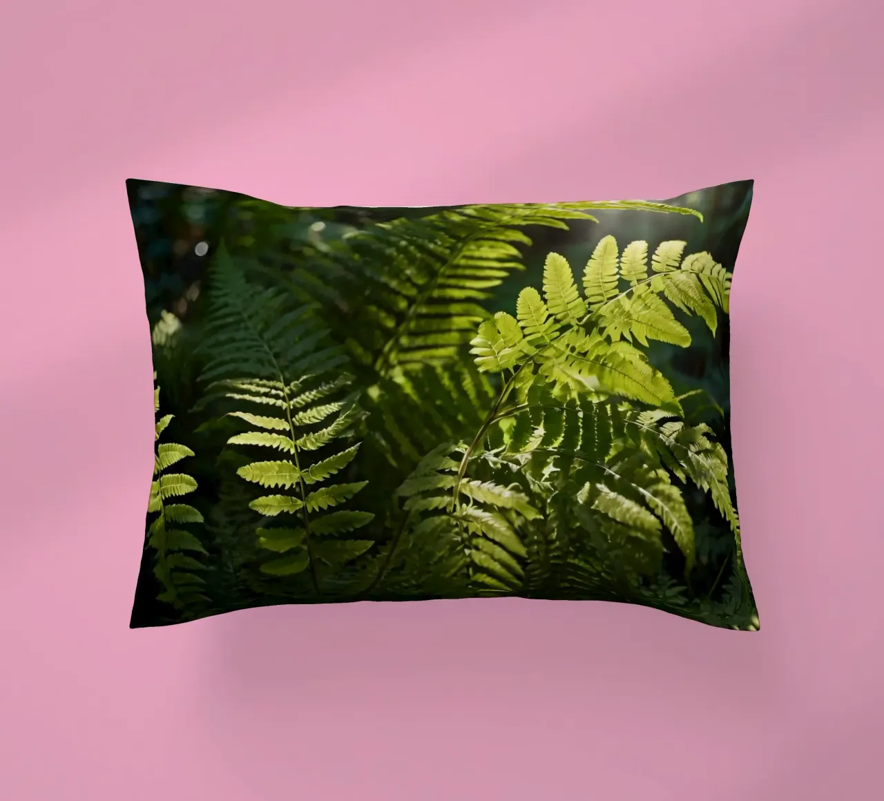 Felci verdi e rigogliose che si crogiolano alla luce del sole in una foresta tranquilla cuscino da DesignDoodle